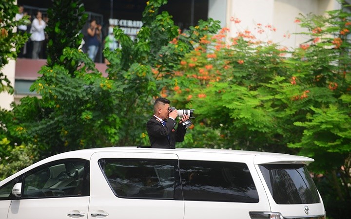 Phóng viên tất bật tác nghiệp, ghi hình đoàn xe chở nhà lãnh đạo Triều Tiên.