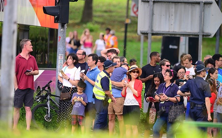 Người dân và khách du lịch tại Singapore đổ ra đường xem đoàn xe của Triều Tiên.