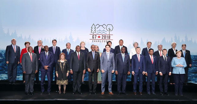 Thủ tướng Nguyễn Xuân Phúc cùng các trưởng đoàn G7 và G7 mở rộng.  Ảnh: TTXVN