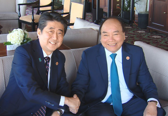 Thủ tướng Nguyễn Xuân Phúc gặp gỡ Thủ tướng Nhật Bản Shinzo Abe. 			                  Ảnh: TTXVN
