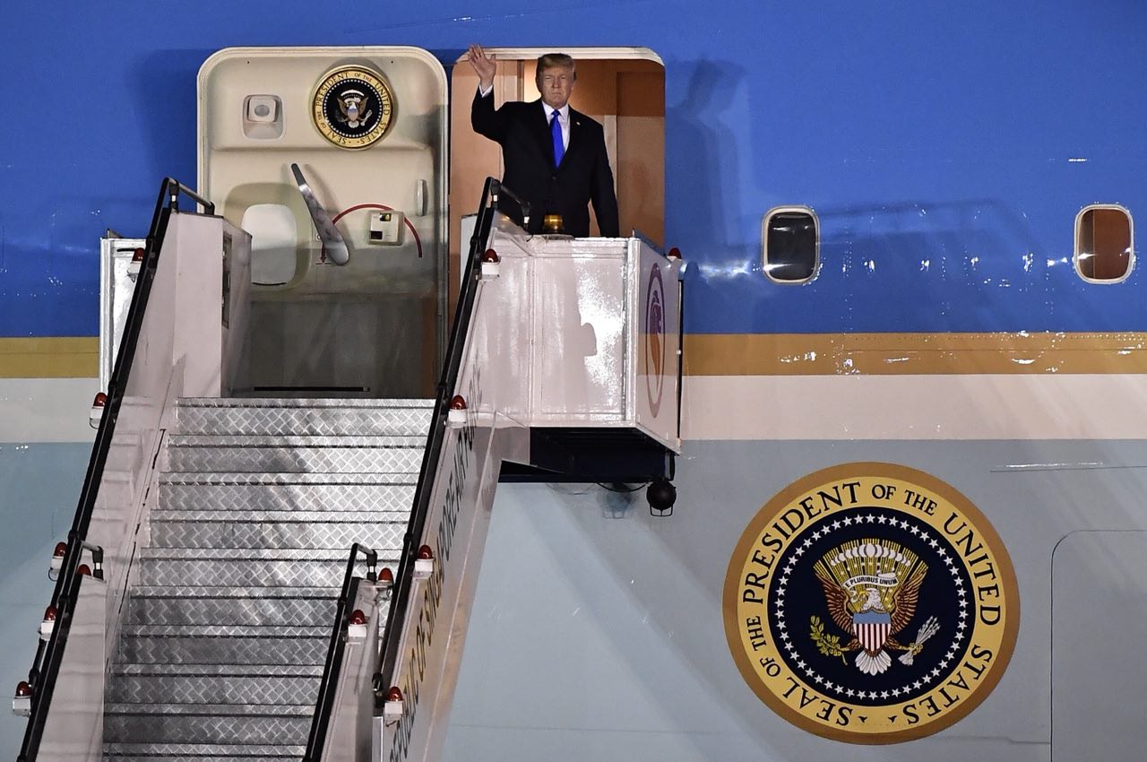 Hình ảnh Tổng thống Trump vẫy tay khi ra khỏi chiếc Không lực Một. Ảnh: Straits Times