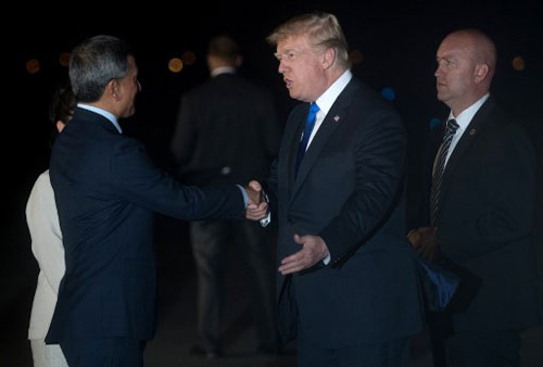Ngoại trưởng Singapore Vivian Balakrishnan (trái) đón Tổng thống Trump tại căn cứ không quân. Ảnh: AFP