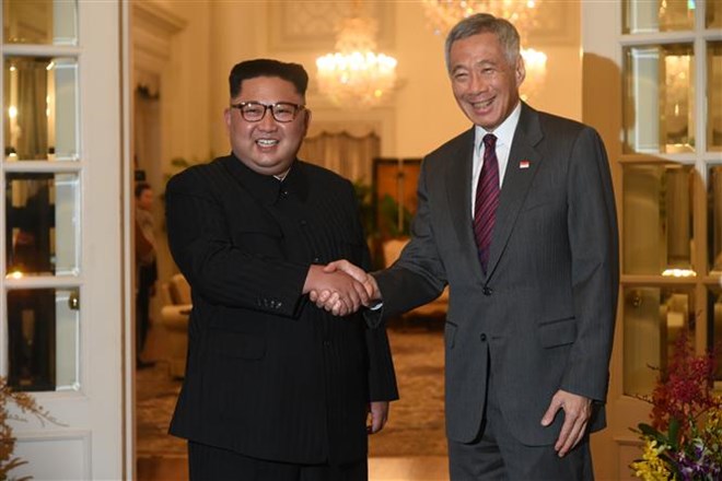 Singaporean Prime Minister Lee Hsien Loong (R) meets with leader of the Democratic People’s Republic of Korea (DPRK) Kim Jong-un on June 10 (Photo: AFP/VNA)