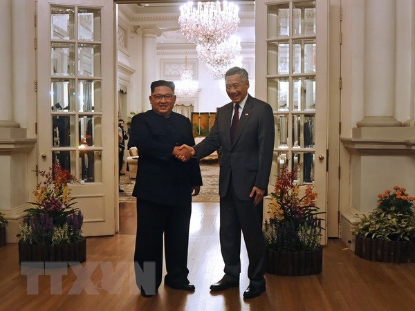 Singaporean Prime Minister Lee Hsien Loong (right) and leader of the Democratic People’s Republic of Korea (DPRK) Kim Jong-un.(Photo: AFP/VNA)