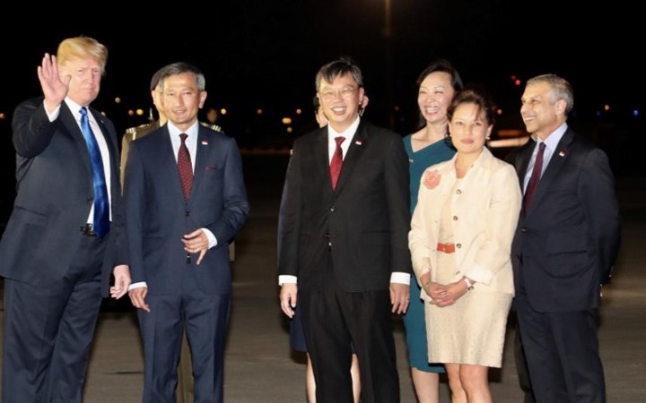 Ngoại trưởng Singapore Vivian Balakrishnan đón Tổng thống Mỹ tại sân bay. 
