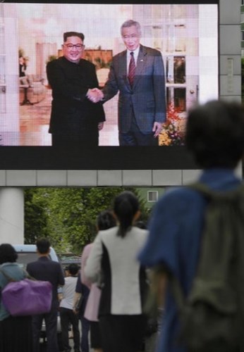 Một màn hình lớn được dựng lên tại Sân vận động Bình Nhưỡng ở thủ đô Bình Nhưỡng để người dân theo dõi tin tức, diễn biến Hội nghị Thượng đỉnh Mỹ-Triều.