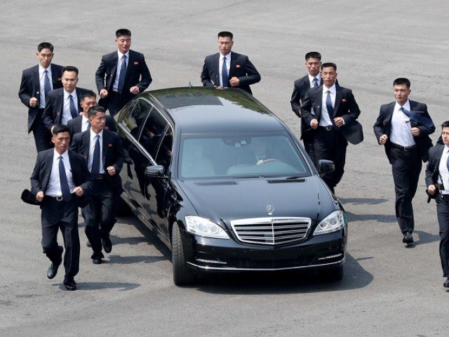 Đội vệ sĩ chạy bộ bảo vệ ông Kim Jong-un khi tới hội nghị thượng đỉnh liên Triều hôm 27/4. (Ảnh: Reuters)