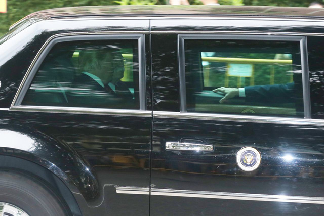 Tổng thống Trump ngồi trong ô tô trên đường tới khách sạn Capella