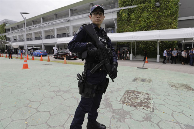 Một sĩ quan cảnh sát Singapore đảm bảo an ninh bên ngoài trung tâm báo chí phục vụ hội nghị. (Ảnh: Yonhap)