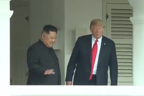Hai nhà lãnh đạo bước ra từ phòng họp kín. (Ảnh: BBC)