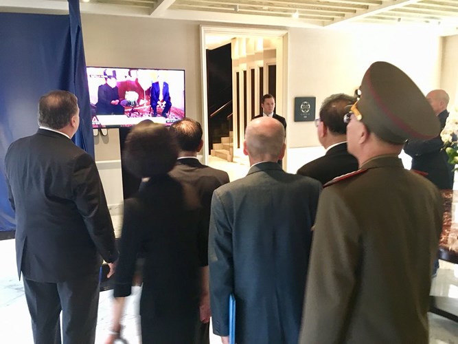 Tất cả chăm chú dõi theo diễn biễn bên trong phòng gặp Thượng đỉnh giữa Tổng thống Mỹ Donald Trump và nhà lãnh đạo Triều Tiên Kim Jong-un. (Ảnh: Twitter)