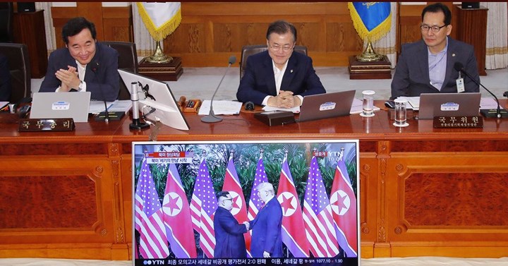 Từ Seoul, Tổng thống Hàn Quốc Moon Jae-in cùng các thân tín của ông cũng mỉm cười hài lòng trước cái bắt tay lịch sử. (Ảnh: Twitter)