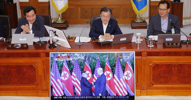 Tổng thống Hàn Quốc Moon Jae-in theo dõi diễn biến hội nghị Mỹ-Triều từ văn phòng họp nội các. (Ảnh: Twitter)