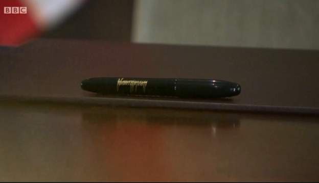 Một chiếc bút có chữ ký của Tổng thống Trump