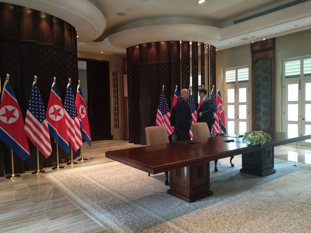Tổng thống Trump và nhà lãnh đạo Kim Jong-un sắp ký thỏa thuận. (Ảnh: Straits Times)