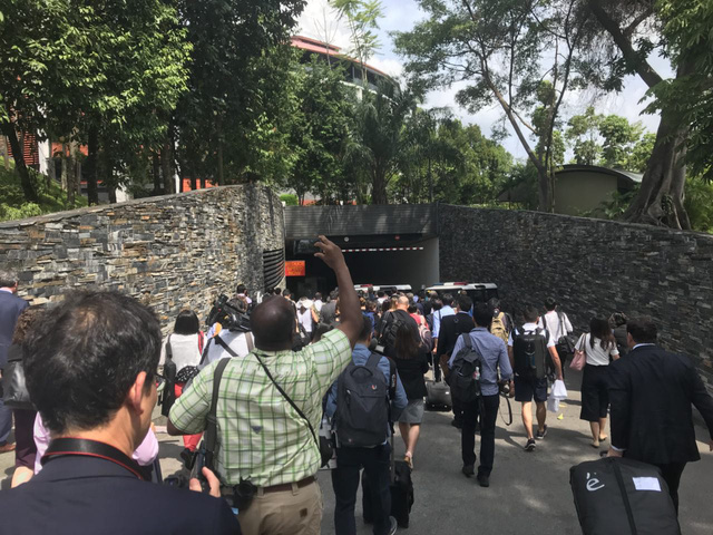 Các phóng viên đổ về khách sạn Capella chuẩn bị họp báo của Tổng thống Trump (Ảnh: ST)