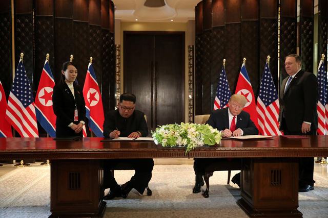 Tổng thống Trump và nhà lãnh đạo Kim Jong-un ký thỏa thuận tại Singapore (Ảnh: Reuters)