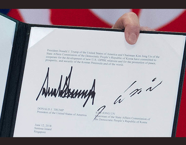 Cận cảnh chữ ký của Tổng thống Trump (trái) và nhà lãnh đạo Kim Jong-un trong tuyên bố chung tại Singapore (Ảnh: New.com.au)