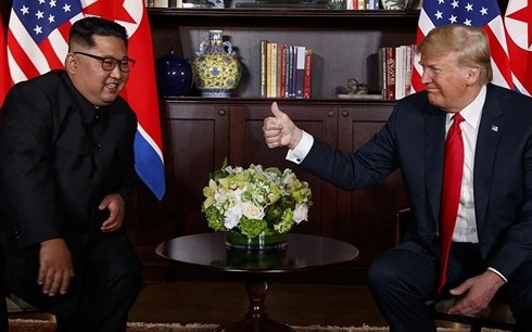 Ông Kim (trái) và ông Trump trong cuộc trò chuyện riêng trong khuôn khổ Thượng đỉnh Mỹ-Triều 12/6. Ảnh: AP.