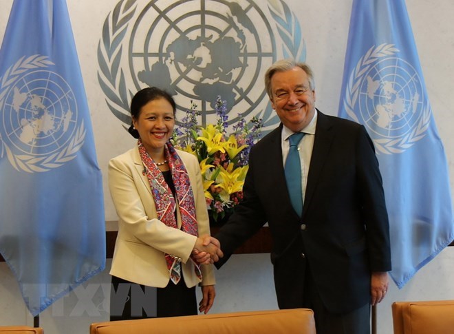 UN Secretary General Antonio Guterres (R) receives Ambassador Nguyen Phuong Nga, Head of Vietnam’s Permanent Mission to the United Nations