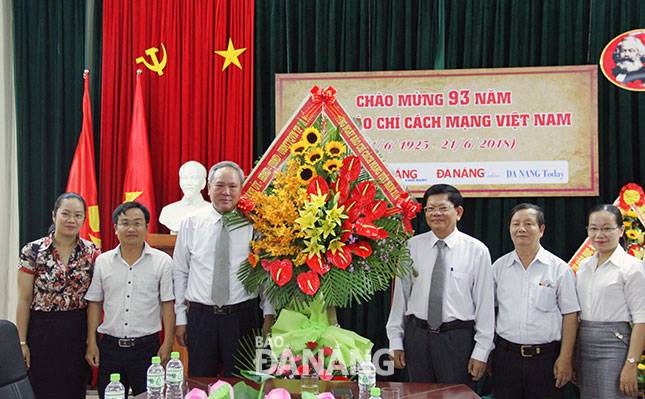  Municipal Party Committee Deputy Secretary Vo Cong Tri (3rd, left) congratulating the DA NANG Newspaper in recognition of the 93rd anniversary of Viet Nam’s Revolutionary Press Day (21 June),