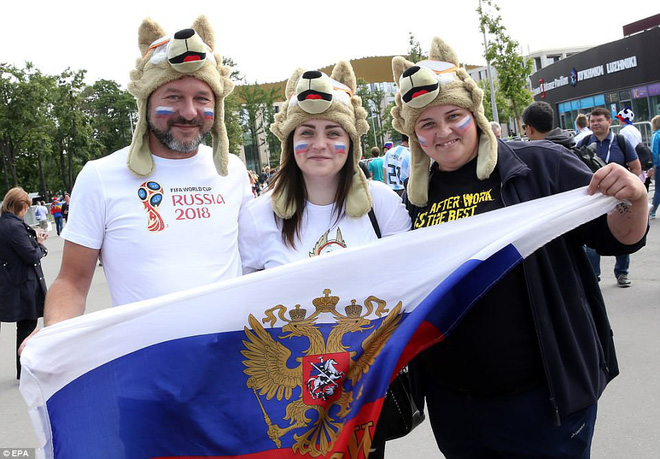 Các cổ động viên nước chủ nhà đã có mặt tại sân Luzhniki, ở thủ đô Moscow từ rất sớm. Nguồn: EPA