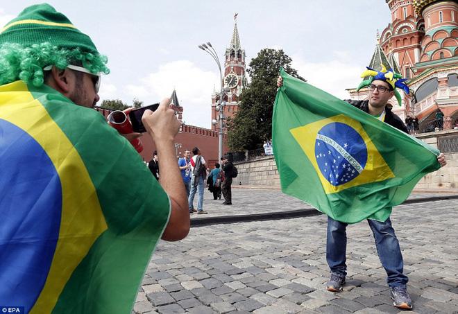 Những cổ động viên đến từ Brazil tranh thủ chụp ảnh lưu niệm bên ngoài sân Luzhniki. Năm nay các vũ công samba là một trong những ứng cử viên sáng giá cho chức vô địch. Ảnh: EPA