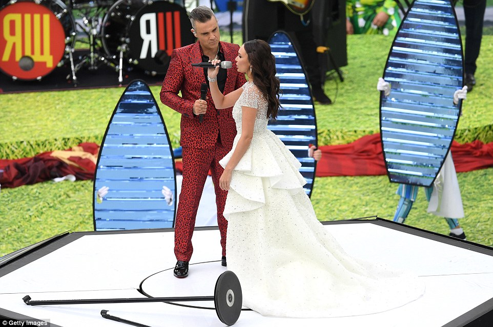Aida Garifullina và Robbie Williams khuấy động sân khấu khai mạc World Cup 2018 bằng bản song ca 