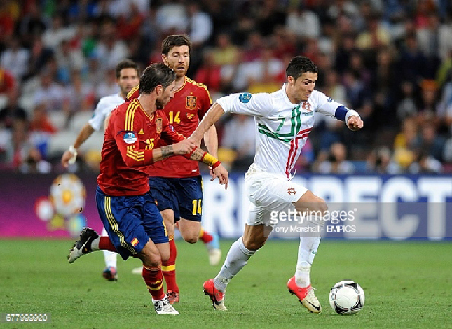  Chắc chắn, C.Ronaldo (áo trắng) sẽ là cầu thủ được hàng phòng ngự Tây Ban Nha (áo đỏ) quan tâm nhất.             Ảnh: Tony Marshall
