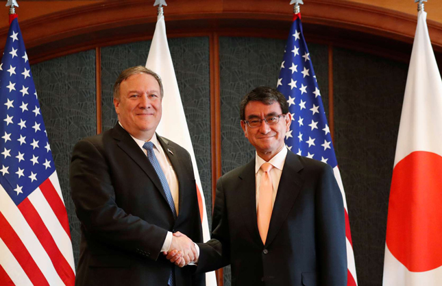 Ngoại trưởng Mỹ Mike Pompeo (trái) gặp gỡ người đồng cấp Nhật Bản Taro Kono tại Seoul, Hàn Quốc. 							Ảnh: Reuters