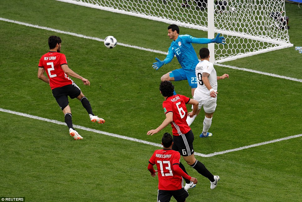 Sự xuất sắc của thủ môn El Shenawy (áo xanh) mang lại cho Ai Cập nhiều hy vọng hơn ở những trận đấu phía trước. Ảnh: REUTERS