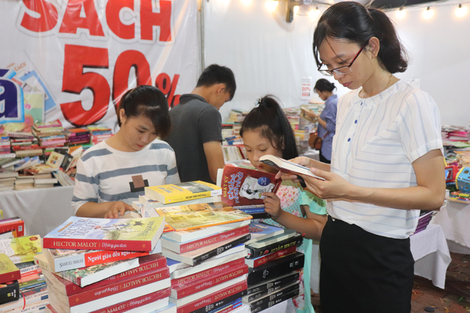 Ngay tối khai mạc, nhiều bạn đọc đã đến phiên chợ để tận hưởng niềm vui đọc sách.