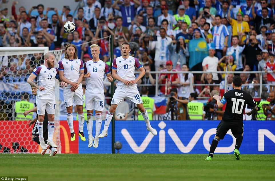 Messi đã nỗ lực hết sức trong trận đấu này nhưng không thể xuyên thủng mành lưới của Iceland dù chỉ một lần. 