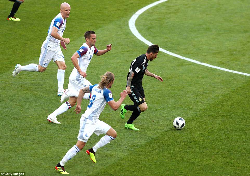 Càng về cuối trận, Messi dường như càng cô độc trên hàng công của Argentina. Có những tình huống một mình anh xử lý bóng giữa vòng vây những cầu thủ Iceland. Ảnh:
