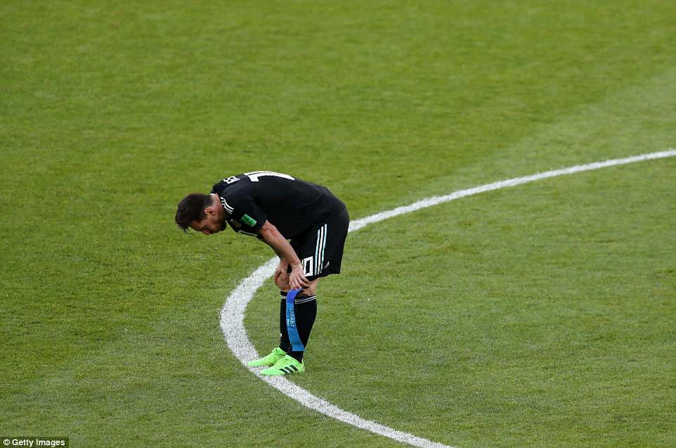 Mesi cúi đầu xin lỗi các cổ động viên sau trận hòa thất vọng của đội tuyển.