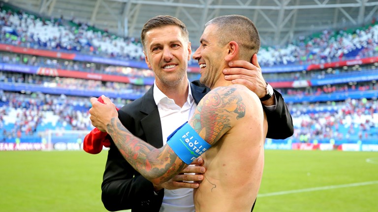 Kolarov trở thành “người hùng” với pha sút phạt thành bàn, giúp Serbia có được trận thắng đầu tiên tại World Cup 2018. Ảnh: FIFA
