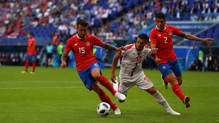 Không có nhiều phương án tấn công, Costa Rica (áo đỏ) đã bất lực trước một Serbia được tổ chức rất tốt. Ảnh: FIFA