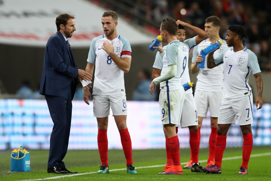 HLV Gareth Southgate (trái) được hy vọng sẽ giúp Anh tạo được kỳ tích tại World Cup 2018 nhưng trước mắt, họ cần phải vượt qua vòng bảng với sự thuyết phục cao. Ảnh: Sportsman