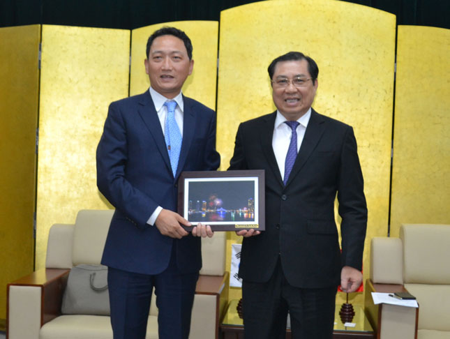 Chủ tịch UBND thành phố Huỳnh Đức Thơ (phải)tặng quà lưu niệm cho Đại sứ đặc mệnh toàn quyền Hàn Quốc tại Việt Nam Kim Do Hyon. Ảnh: TRỌNG HÙNG