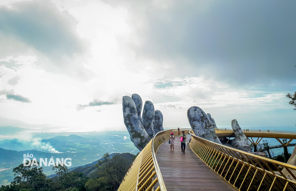 Sừng sững giữa non nước Đà Thành, cây cầu Vàng là công trình mới mở tại vườn Thiên Thai (Khu du lịch Bà Nà Hills).  
