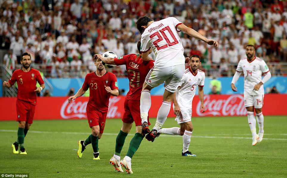 Nôn nóng dâng cao tìm bàn thắng, Bồ Đào Nha phải trả giá đắt. Phút bù giờ thứ 3 của trận đấu, hậu vệ Cedric đã để bóng chạm tay trong vòng cấm địa của đội nhà. Sau khi tham khảo trợ lý VAR, trọng tài đã cho Iran được hưởng 1 quả penalty. 