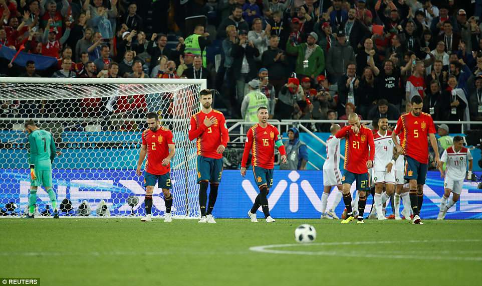 Các cầu thủ Tây Ban Nha đứng trước nguy cơ bị loại sớm sau khi thủng lưới ở những phút cuối.
