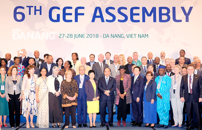 Thủ tướng Chính phủ Nguyễn Xuân Phúc cùng các đại biểu quốc tế tham dự Đại hội đồng Quỹ Môi trường toàn cầu lần thứ 6. Ảnh: VGP
