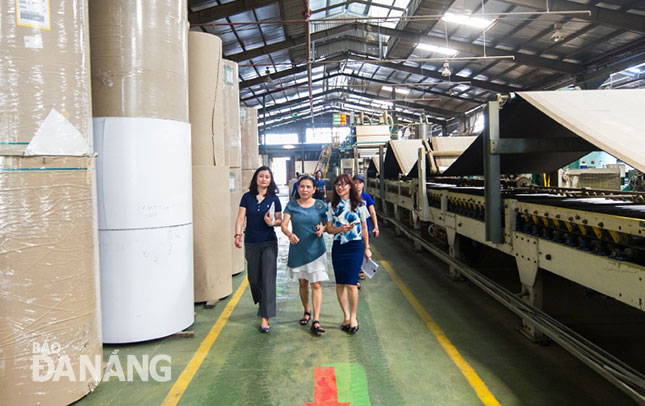  Some GEF-6 delegates visiting a plant which is effectively applying cleaner production and energy efficiency measures in the Hoa Khanh IP