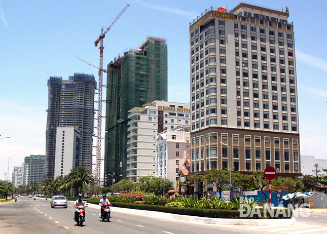 Thị trường bất động sản ven biển Đà Nẵng không bị ảnh hưởng nhiều do sức hút của dịch vụ, du lịch và đang ngóng chờ khởi sắc từ đầu tư FDI.   				Ảnh: HOÀNG HIỆP