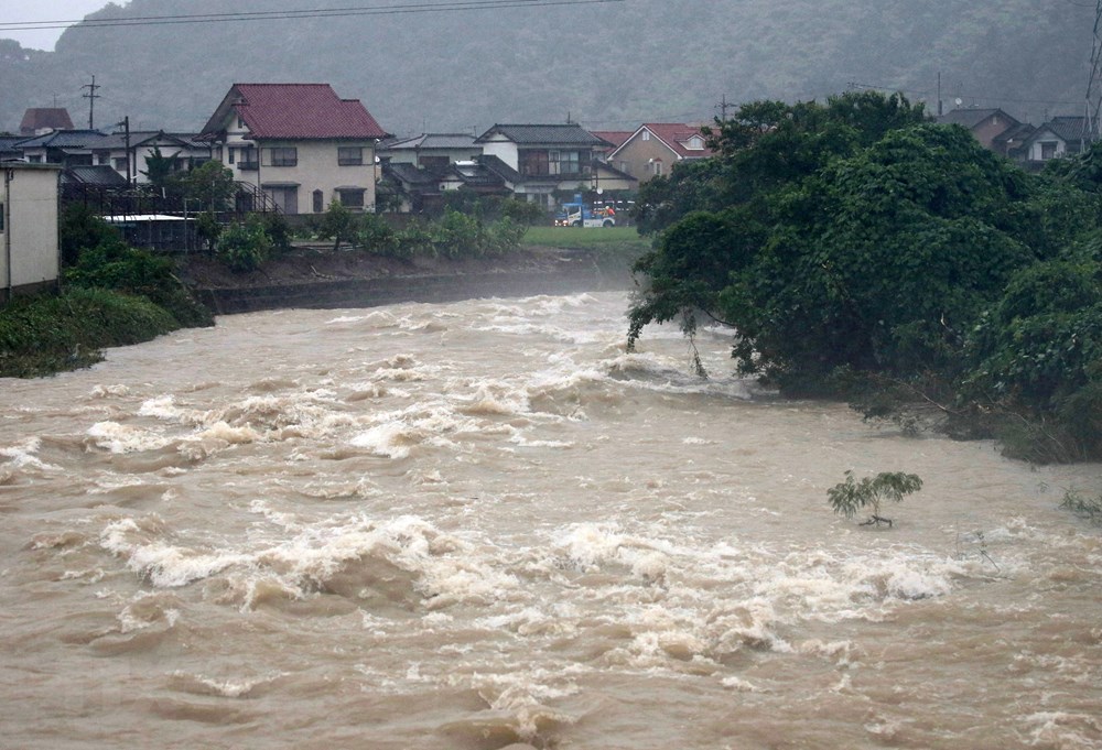Nước lũ chảy xiết ở Kitakyushu, đảo Kyushu, miền Tây Nam Nhật Bản ngày 6/7. (Nguồn: EPA/TTXVN)