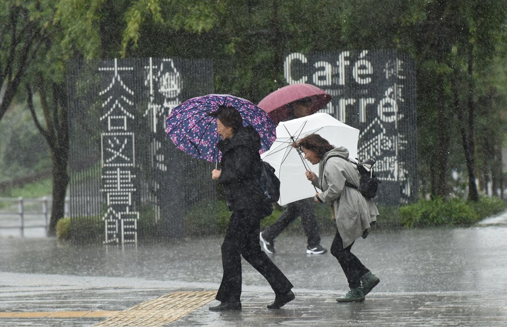 Mưa lớn tại Tokyo ngày 22/10/2017. (Nguồn: AFP/TTXVN)