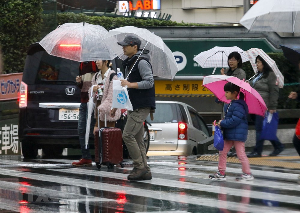 Người dân dùng ô che mưa tại Tokyo ngày 29/10/2017. (Nguồn: EPA-EFE/TTXVN)