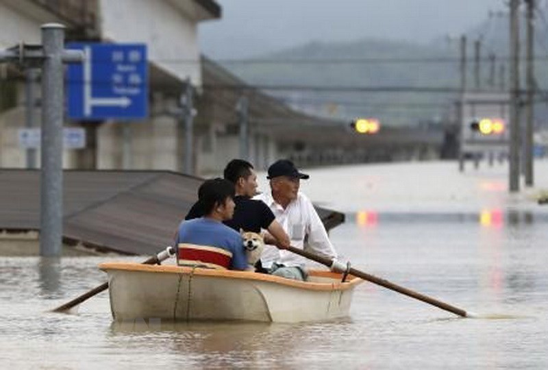 Người dân sơ tán do nước lũ dâng cao ở thị trấn Kurashiki, tỉnh Okayama ngày 7/7. (Nguồn: Kyodo/TTXVN)