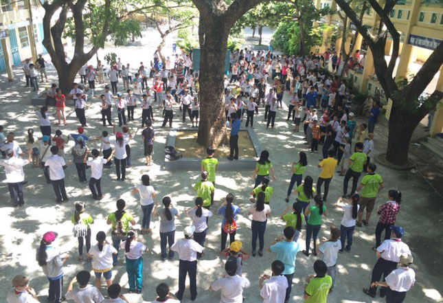 Đông đảo học sinh tham gia nhảy dân vũ trong một buổi sinh hoạt hè tại phường An Hải Đông, quận Sơn Trà.